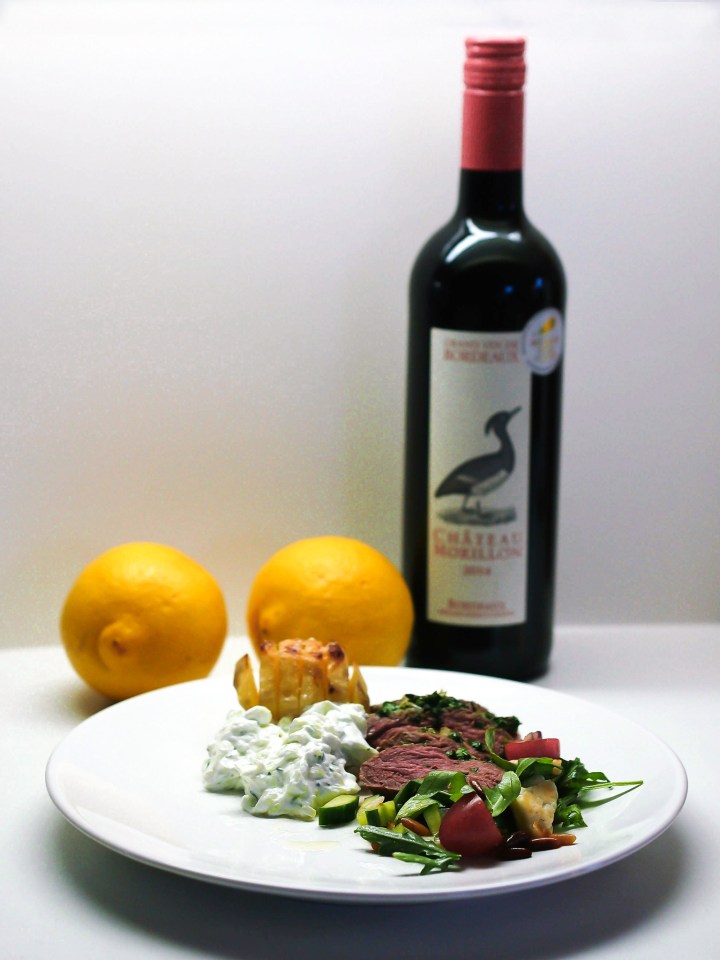 Sitruunagremolatalla päällystettyä karitsan paahtopaistia, Hasselbackan perunoita ja&nbsp;tsatsikia