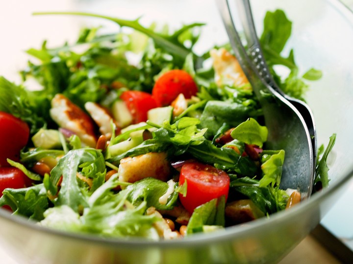 Kasvissalaatti halloumilla ja pinjansiemenillä
