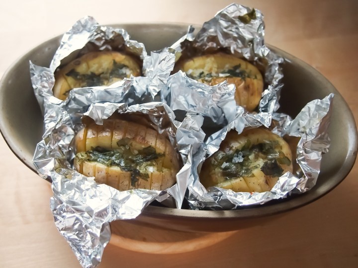 Foliossa kypsennetyt yrttiset&nbsp;uuniperunat