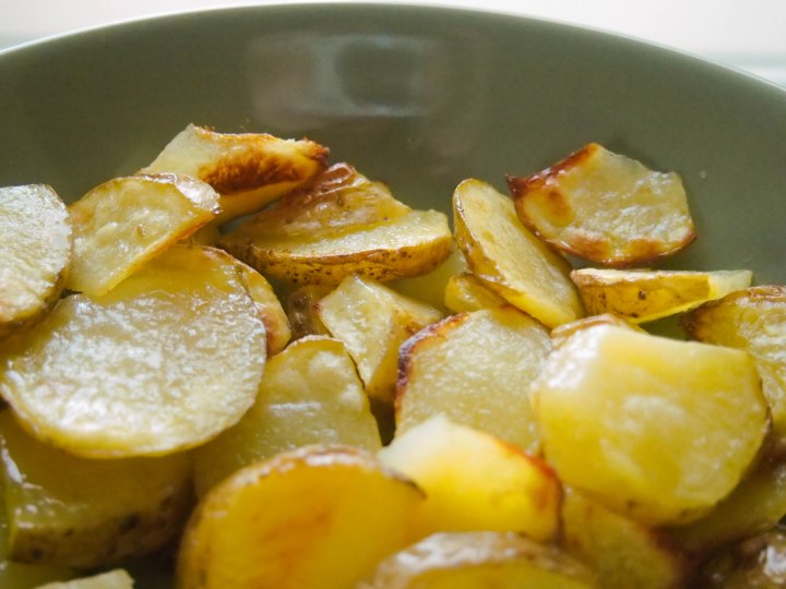 Valkosipuliset uunilohkoperunat