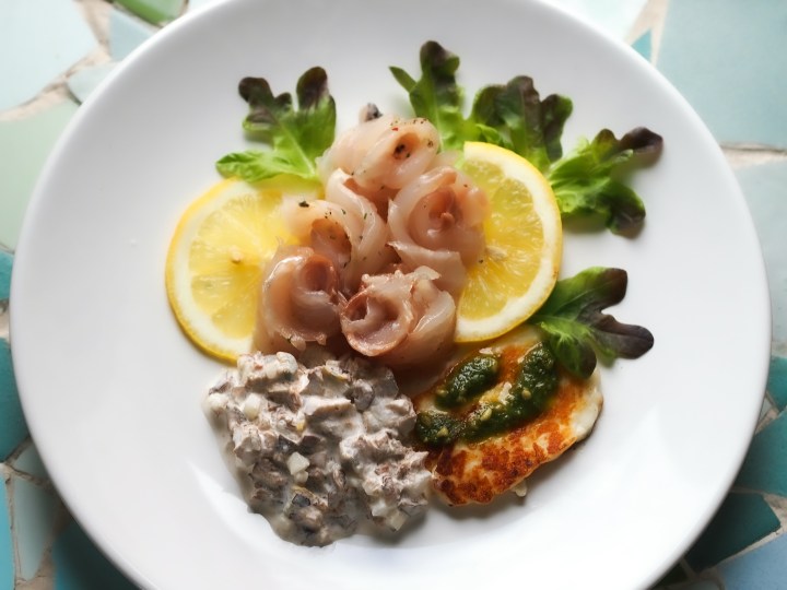 Graavisiikaa, sienisalaattia ja&nbsp;halloumia