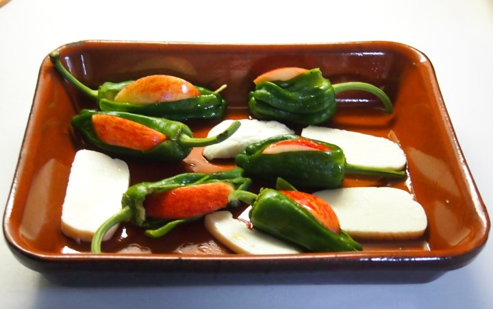 Pienet omenaiset grillipaprikat ja&nbsp;halloumi