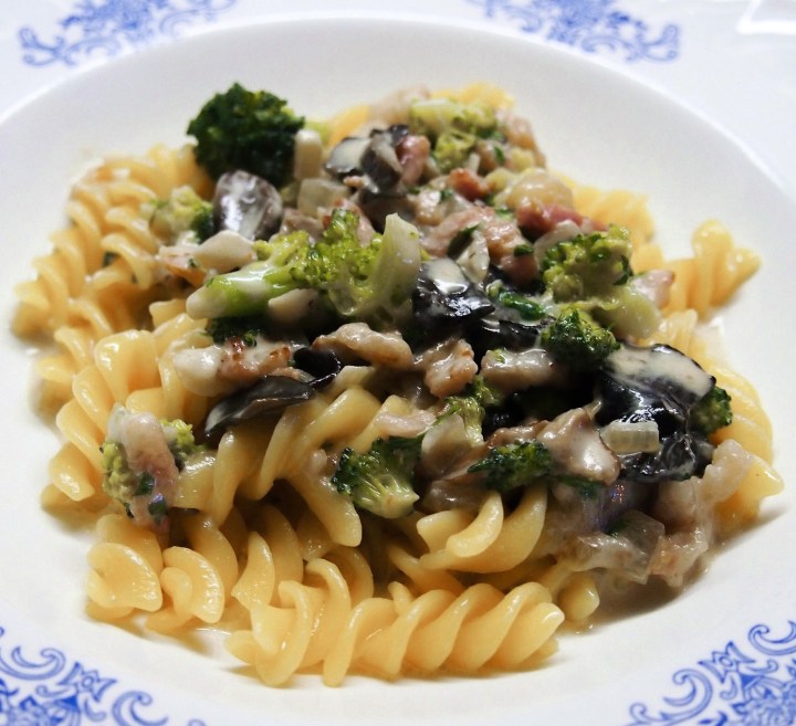 Gluteeniton pasta & kermakastike tateilla, savupekonilla ja&nbsp;parsakaalilla