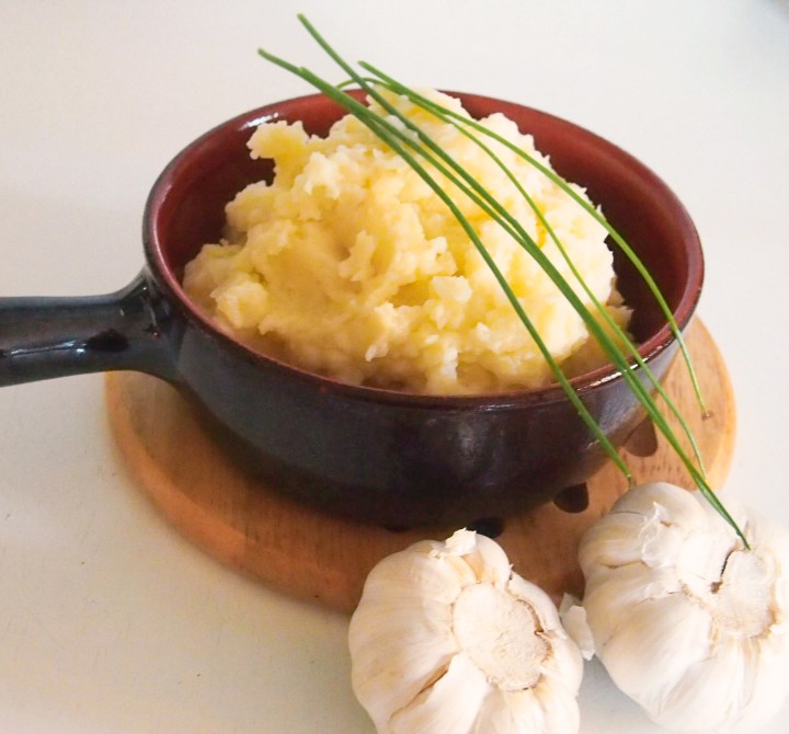 Valkosipuliperunasose