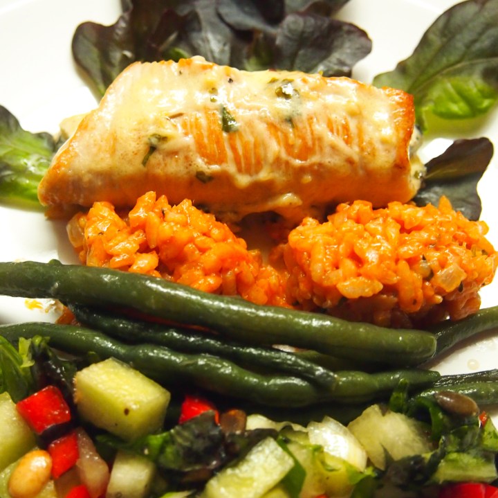 Kalkkunakääröt täytettynä tateilla ja yrttituorejuustolla