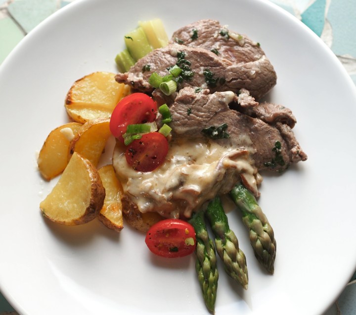 Karitsan paahtopaistista tehdyt&nbsp;pihvit