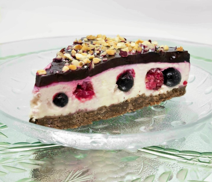 Gluteeniton juustokakku vadelmilla ja aronianmarjoilla