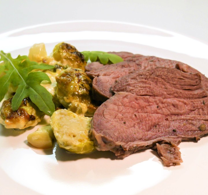 Hirvipaisti ja kermaiset&nbsp;ruusukaalit