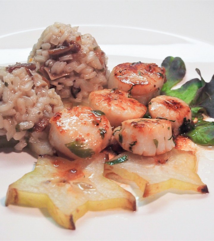 Kampasimpukat valkosipulikastikkeessa