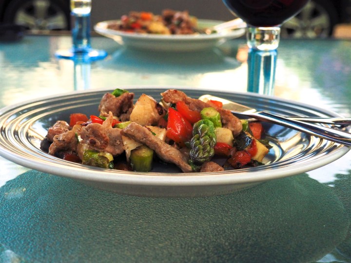 Lihakasvipaistos muurikalla