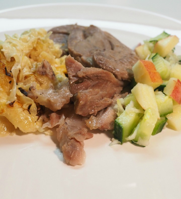 Porsaanpotkaa ja uunissa haudutettua&nbsp;hapankaalia