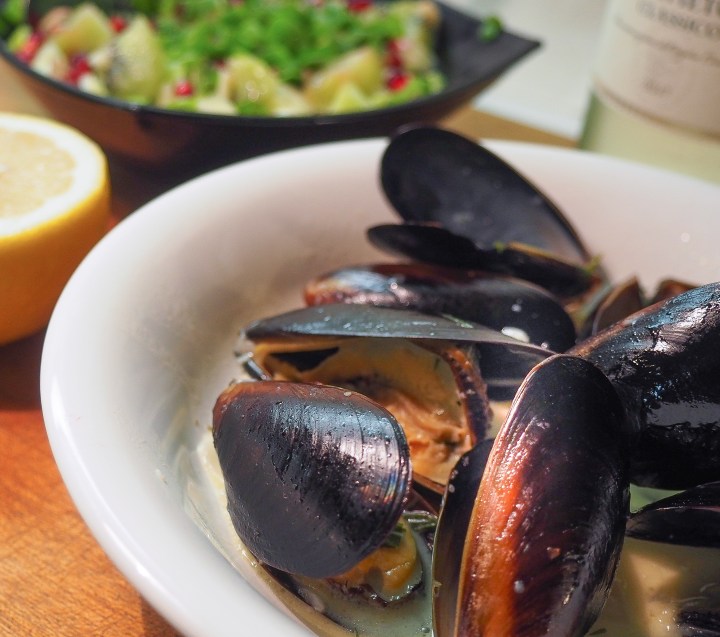 Sinisimpukat valkosipuli-kermakastikkeessa