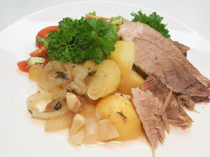 Haudutuspata: Porsaan suolalapaa, perunoita ja&nbsp;sipulia