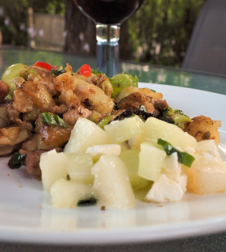 Muurikkapaistos porsaanlihasta ja perunoista, kaksi&nbsp;versiota