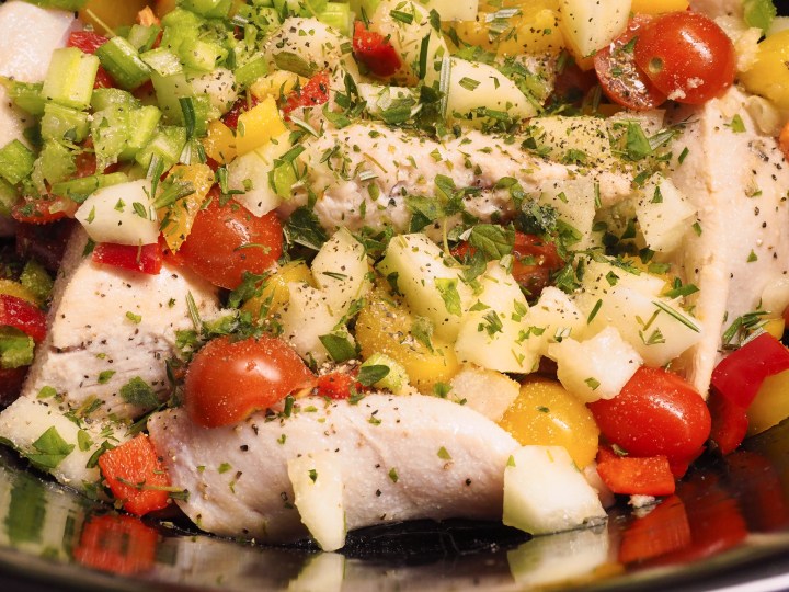 Kanaa ja kasviksia haudustuspadassa