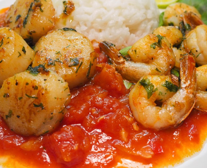 Jättikatkarapuja ja kampasimpukoita chili/tomaattikastikkeessa