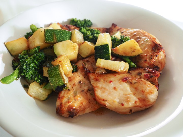 Airfryer: broilerin rintaleikettä, kesäkurpitsaa ja&nbsp;parsakaalia