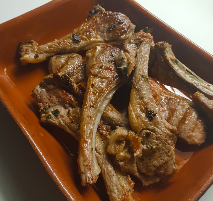 Karitsan kyljykset parilapannulla